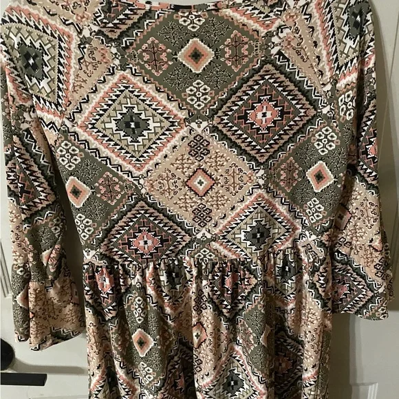 Bobbie Brooks Multicolor Geometric Top - Picture 2 of 4